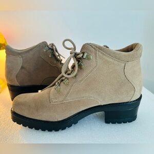 Totes Suede Lace Up Tan Ankle Boots Hiking Combat Lug Sole Women’s Size 8